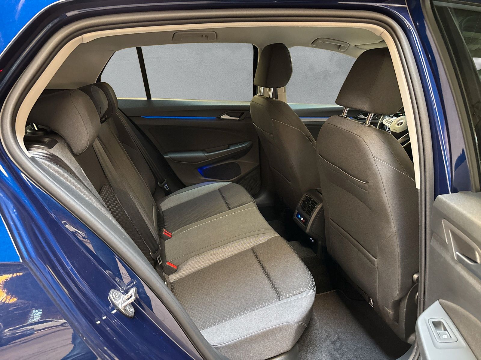 Fahrzeugabbildung Volkswagen Golf 1.5 eTSI Active AHK AppConnect SHZ