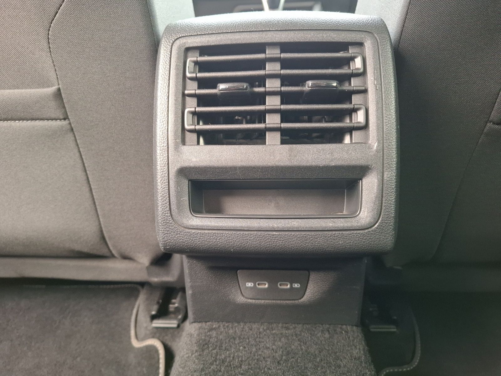Fahrzeugabbildung Volkswagen Golf VIII TSI Life Matrix Navi AID ACC PDC SH LM