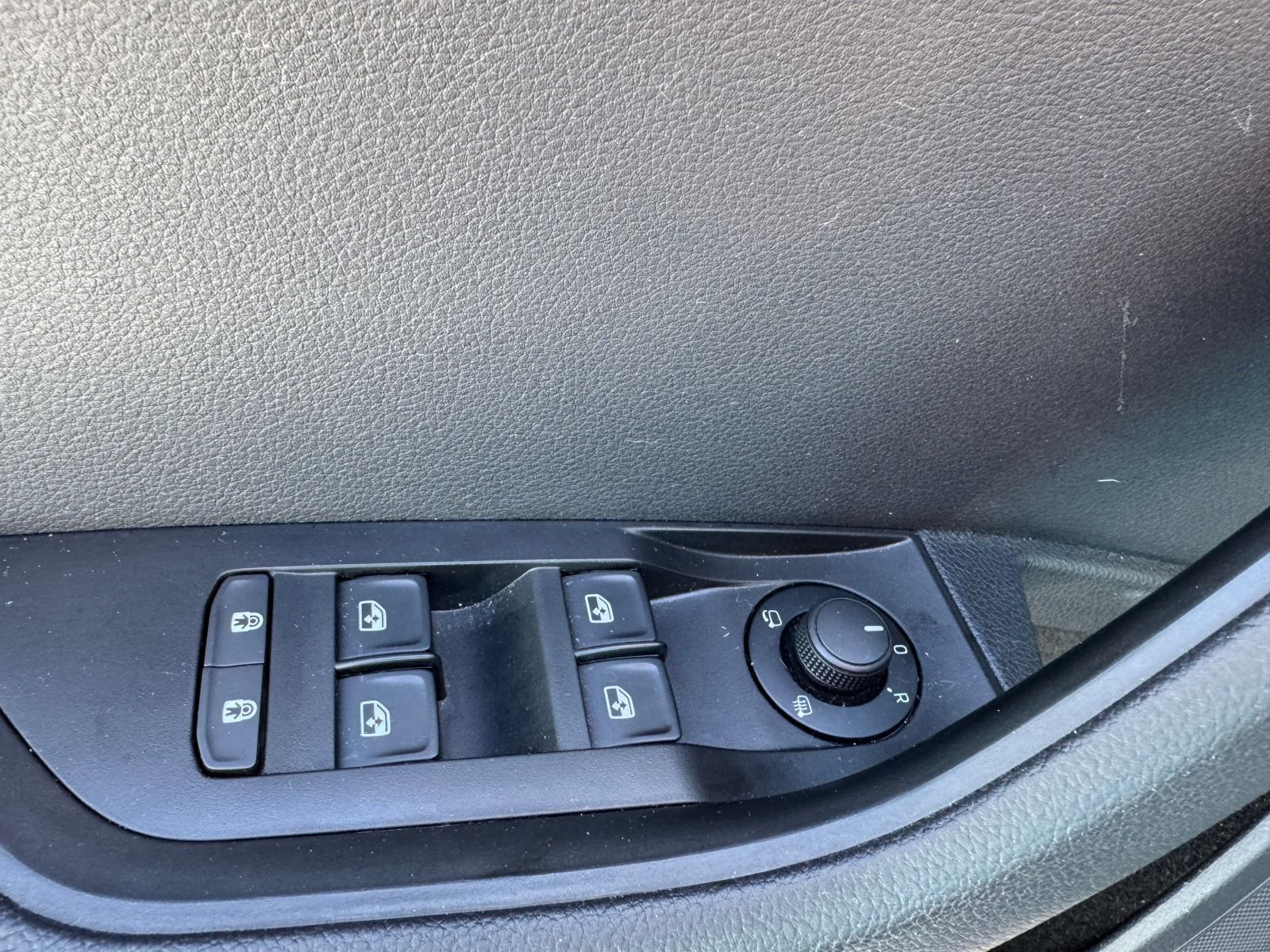 Fahrzeugabbildung SKODA Superb Combi 2.0 TDI 6-Gang*LED*PDC*SmartLink