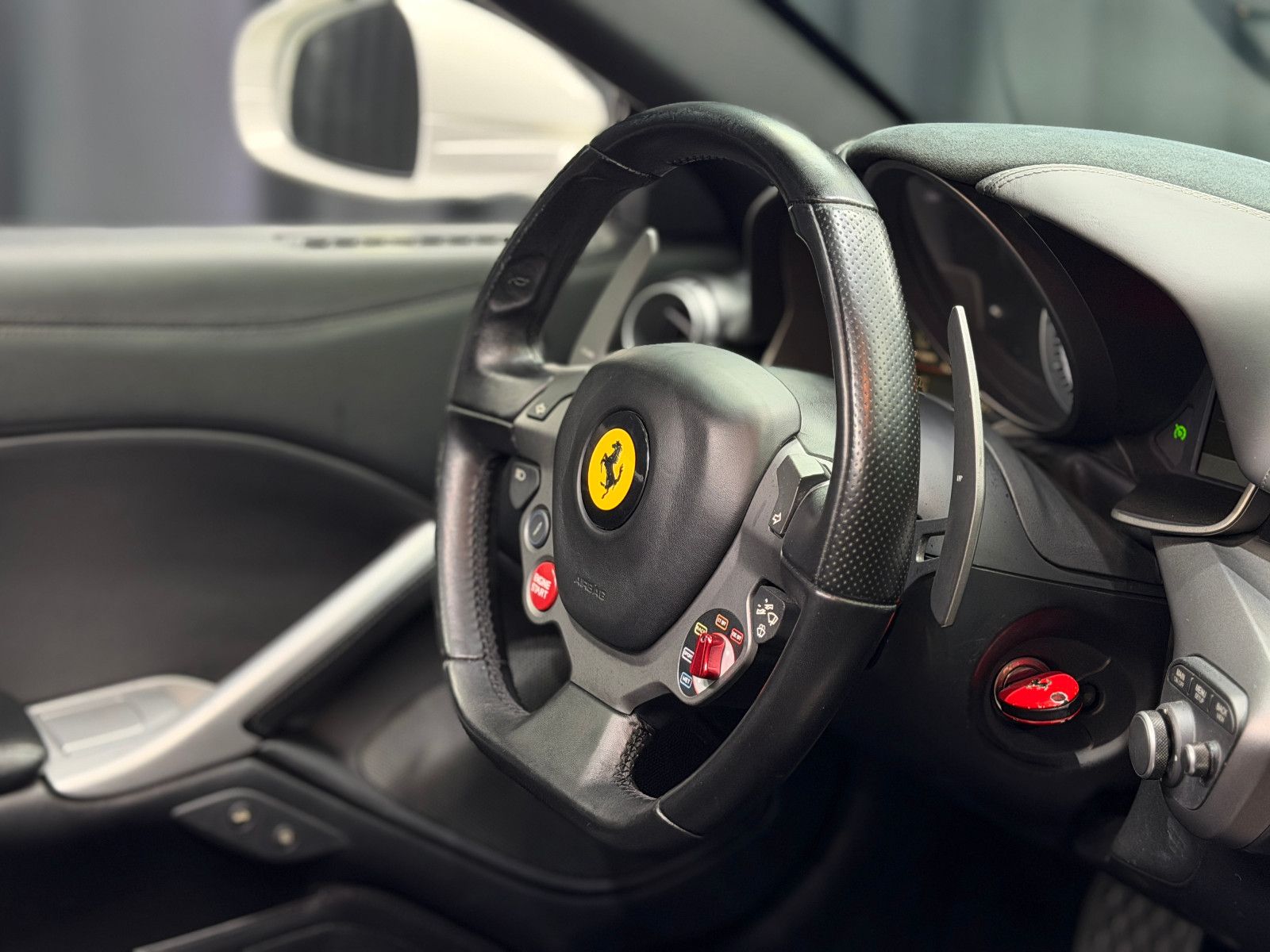 Fahrzeugabbildung Ferrari F12 Berlinetta|RACING-SEATS|NOVITEC-UMBAU|LIFT