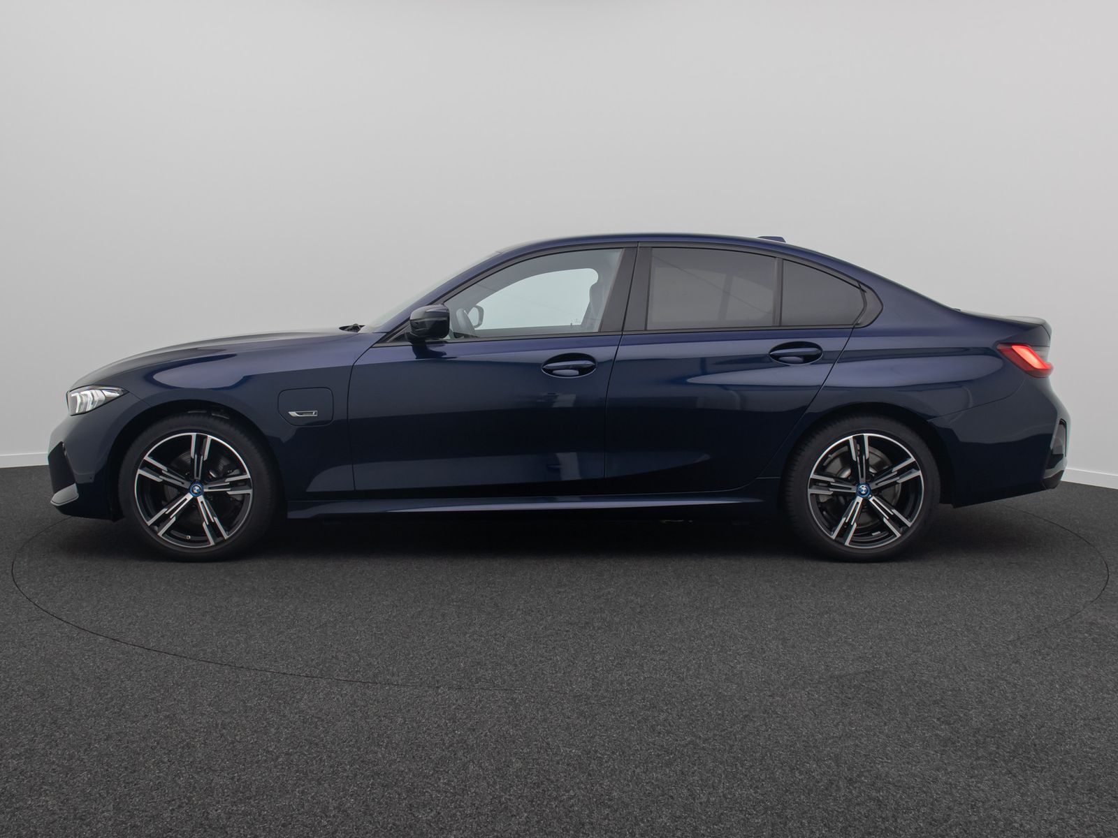 Fahrzeugabbildung BMW 320e M Sport DAB PDC Widscreen Individual 18Zoll