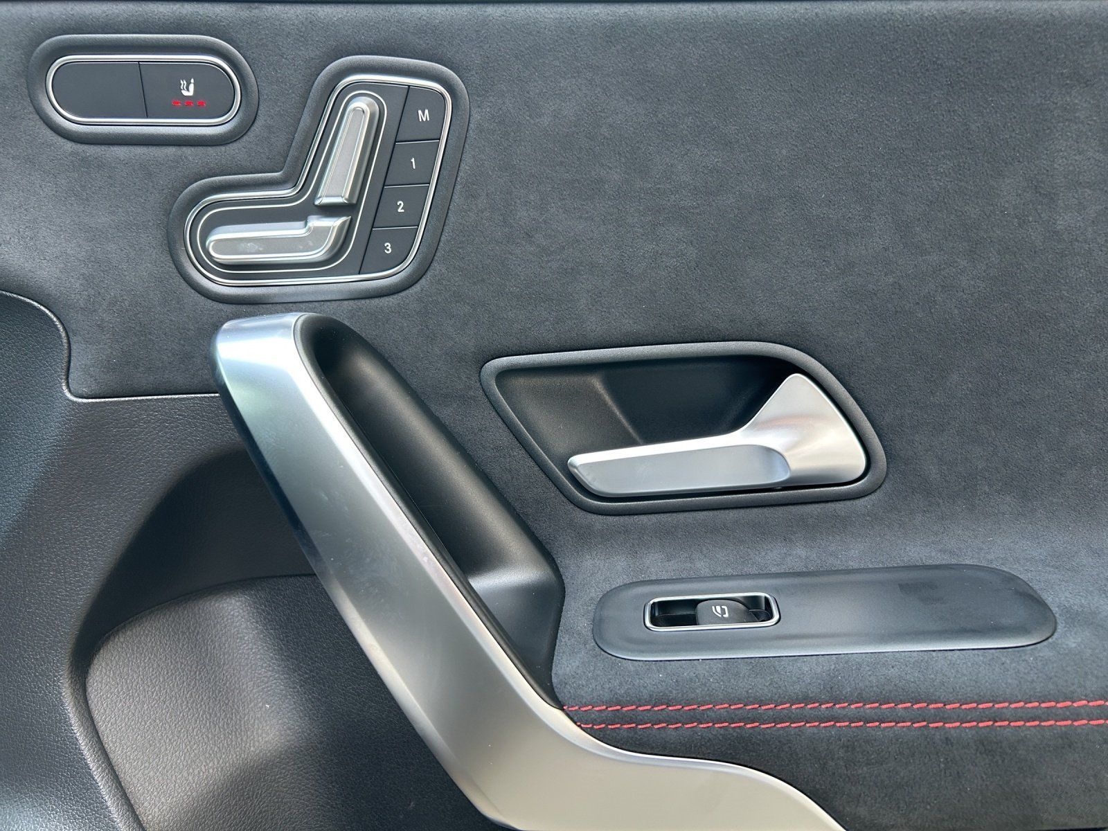 Fahrzeugabbildung Mercedes-Benz A 200 Lim AMG Standhzg MEMORY Multibeam DISTRO