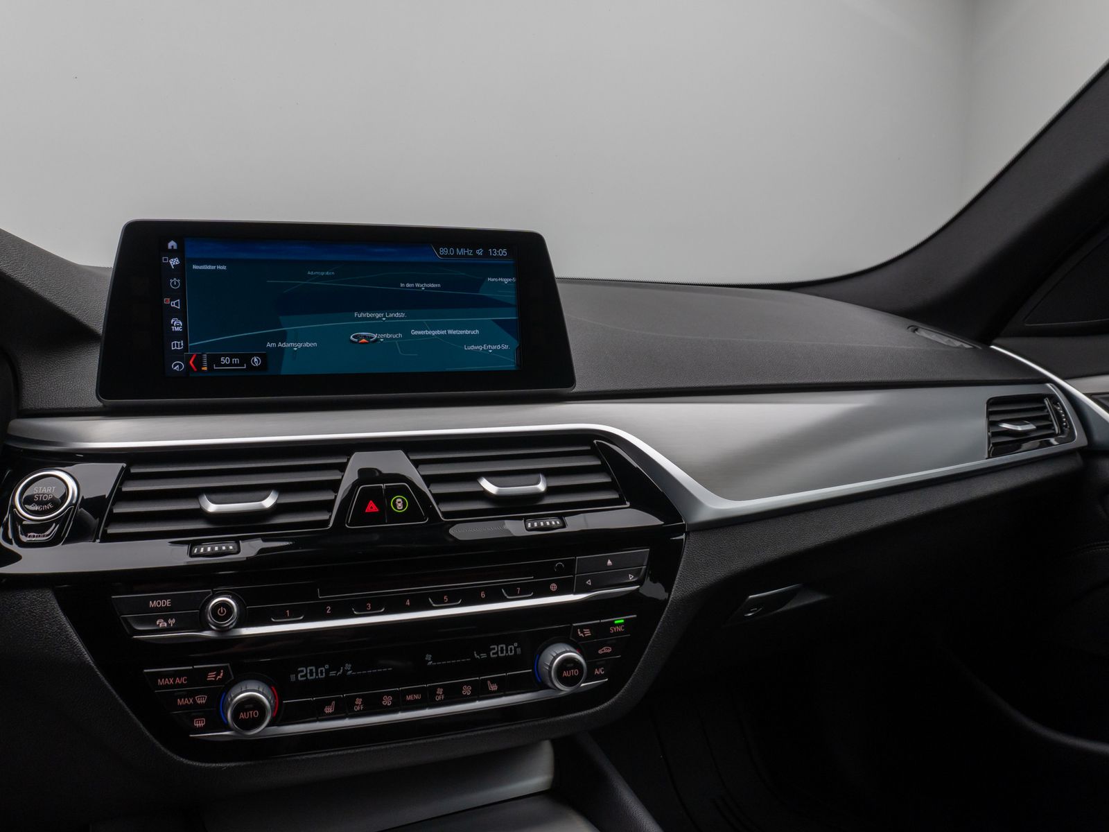 Fahrzeugabbildung BMW 520d  Sport Line HUD HiFi PDC Alarm DisplayKey