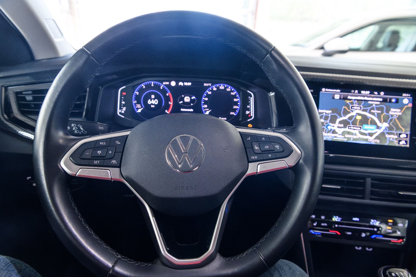 Fahrzeugabbildung Volkswagen Taigo Life+LED+KAMERA+SHZ+GJR+DIGIT.TACHO+ACC+IQ