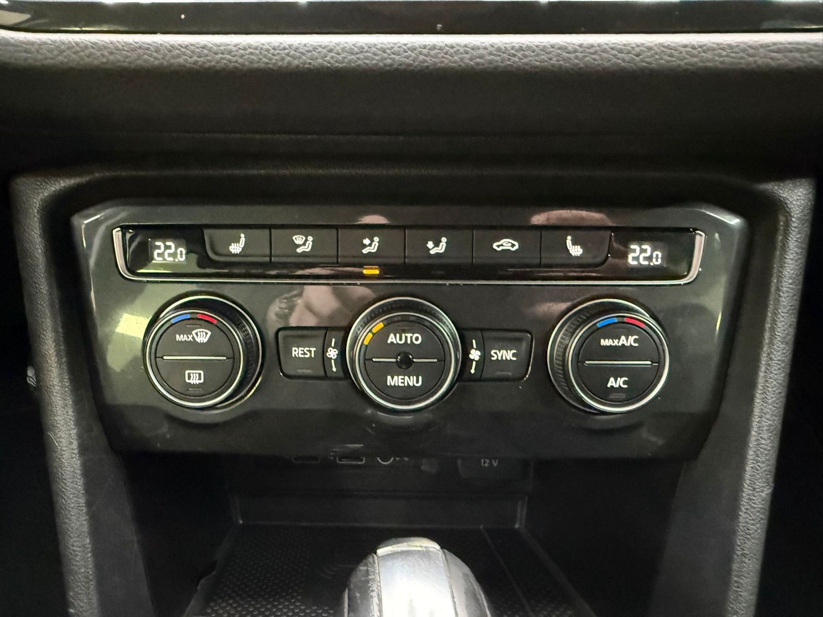 Fahrzeugabbildung Volkswagen Tiguan 2.0d DSG Comf 4Mot >NAVI+SHZ+PDC+LM+AHK+