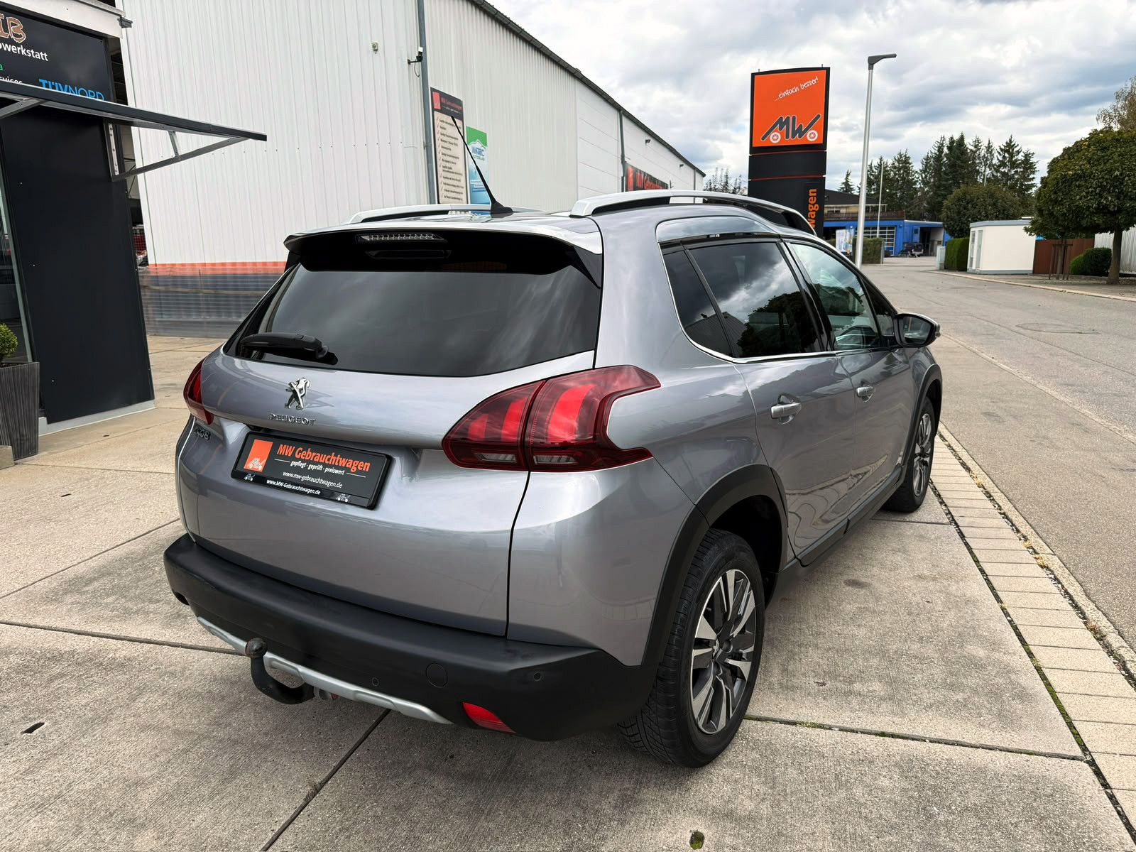 Fahrzeugabbildung Peugeot 2008 Allure 1.2 Auto. KAM PDC SHZ PANO NAV TEMP