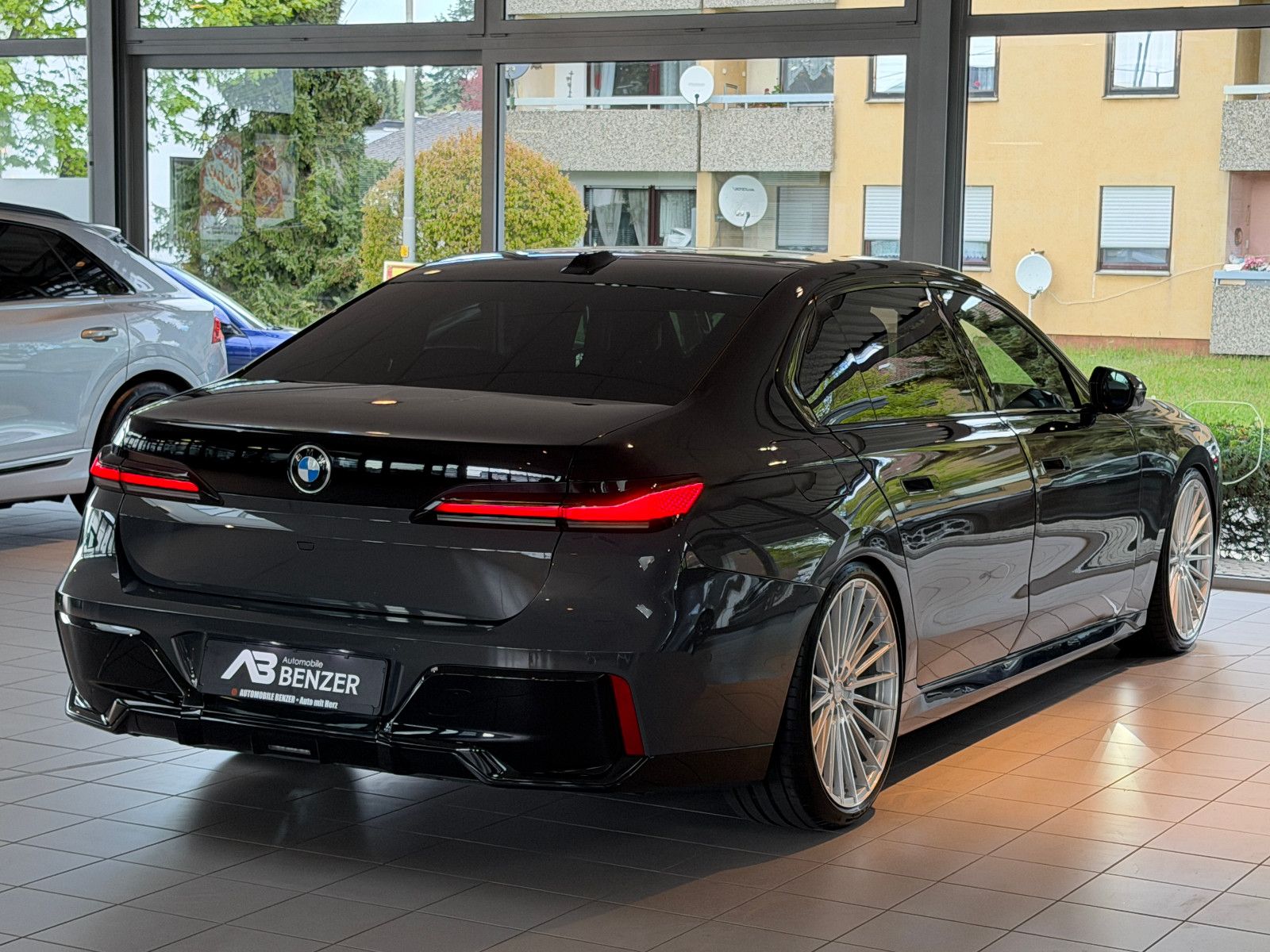 Fahrzeugabbildung BMW 740 d xDrive M Sport/CINEMA-TV/SKY LOUNGE/ICONIC