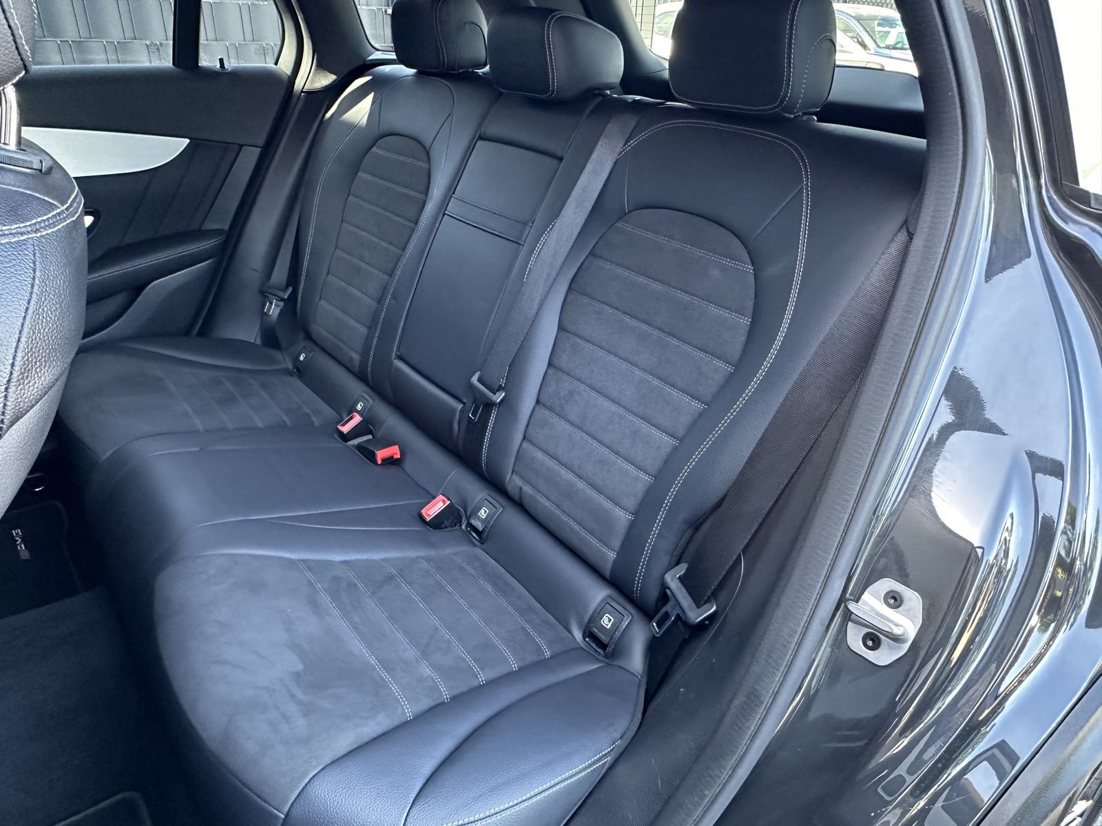 Fahrzeugabbildung Mercedes-Benz GLC 220d 4Matic AMG-Line NAV+LED+AHK+CARPLAY+SHZ