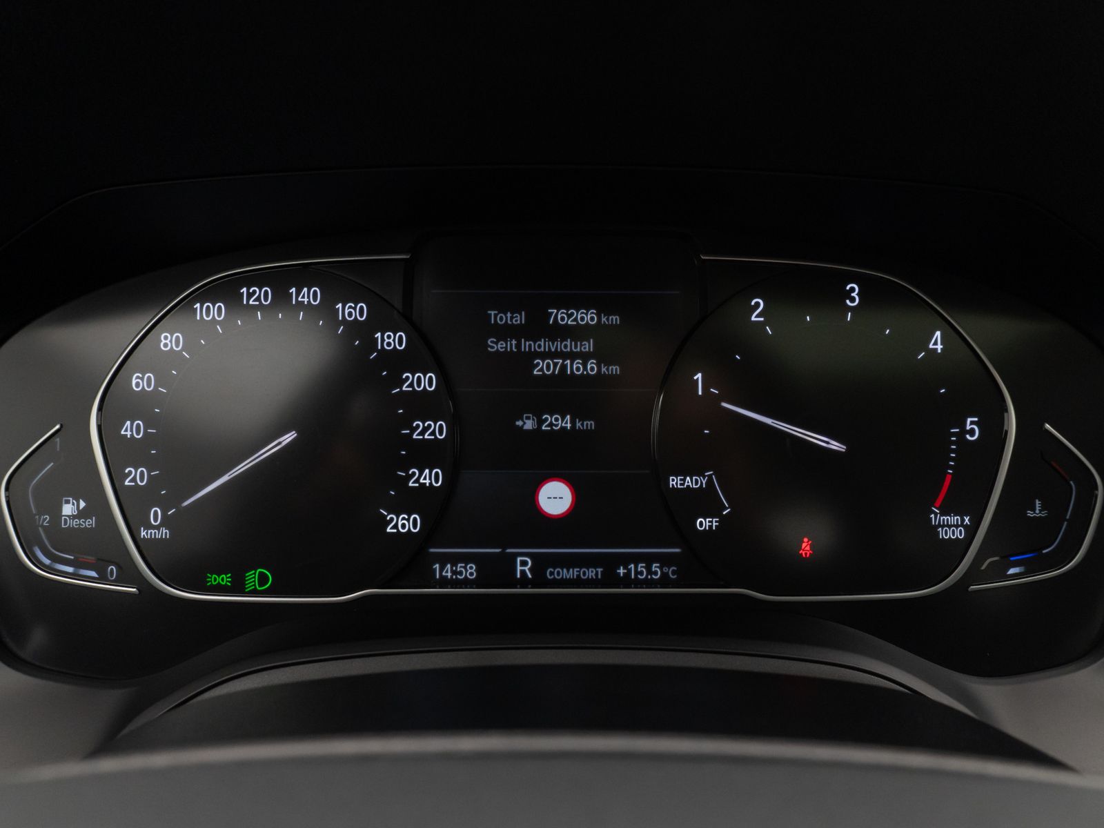 Fahrzeugabbildung BMW 320d xD  Glasdach Kamera DAB Geschwindigkeitsreg