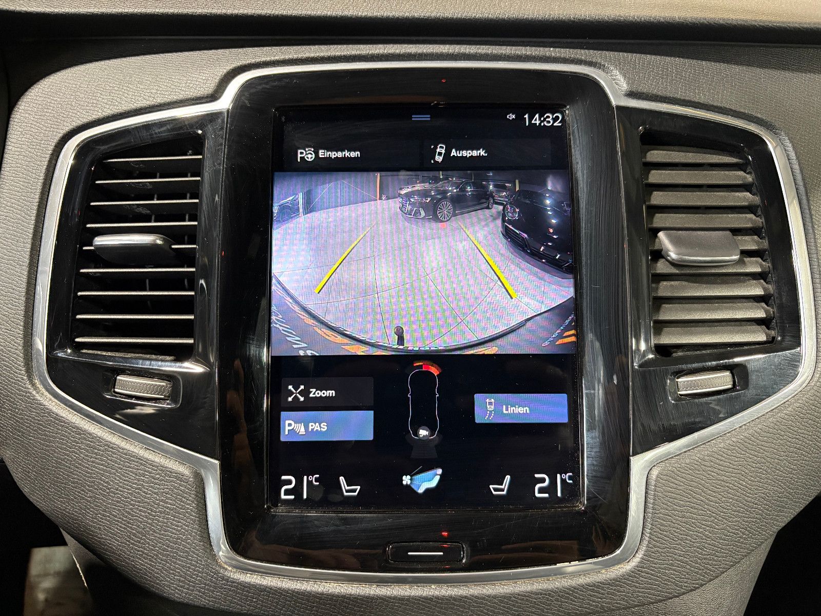 Fahrzeugabbildung Volvo XC90 Momentum AWD/NAVI/KAMERA/APPLE/KLIMA/SHZ