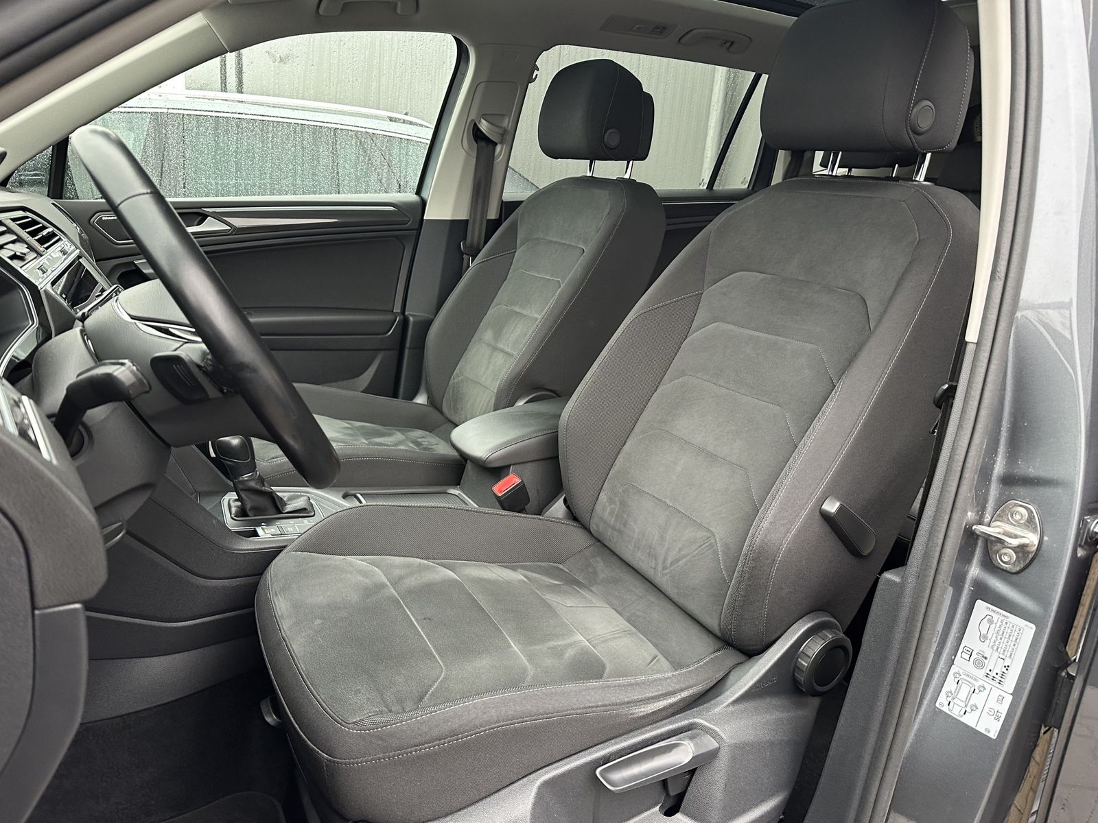 Fahrzeugabbildung Volkswagen Tiguan 2.0 TDI DSG NAV+LED+PANO+AHK+ACC+18ZO+SHZ