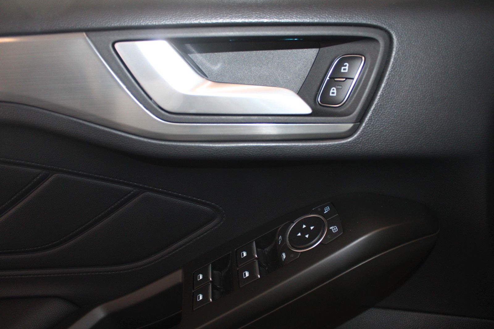 Fahrzeugabbildung Ford Focus Turnier Titanium LED CAM WinterPaket NAVI