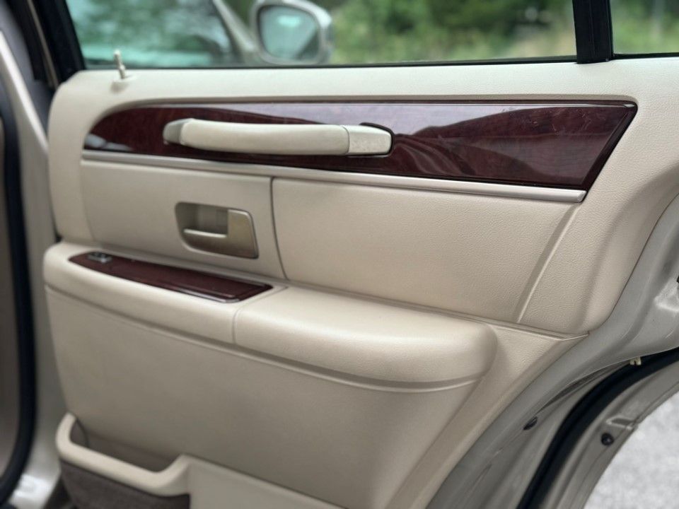 Fahrzeugabbildung Lincoln Town Car Signature Limited LPG HU AU Frisch