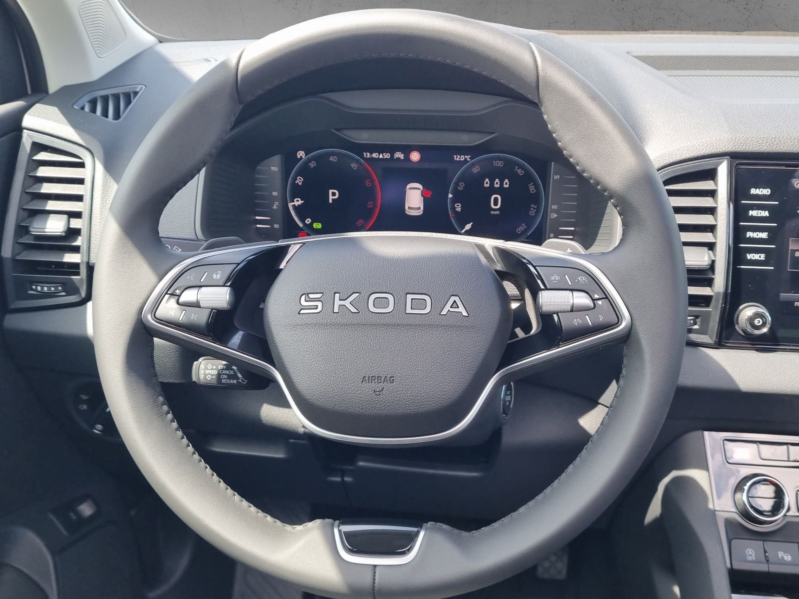 Fahrzeugabbildung SKODA Karoq Balance 2,0 TDI PANO Fahrassi Parken+
