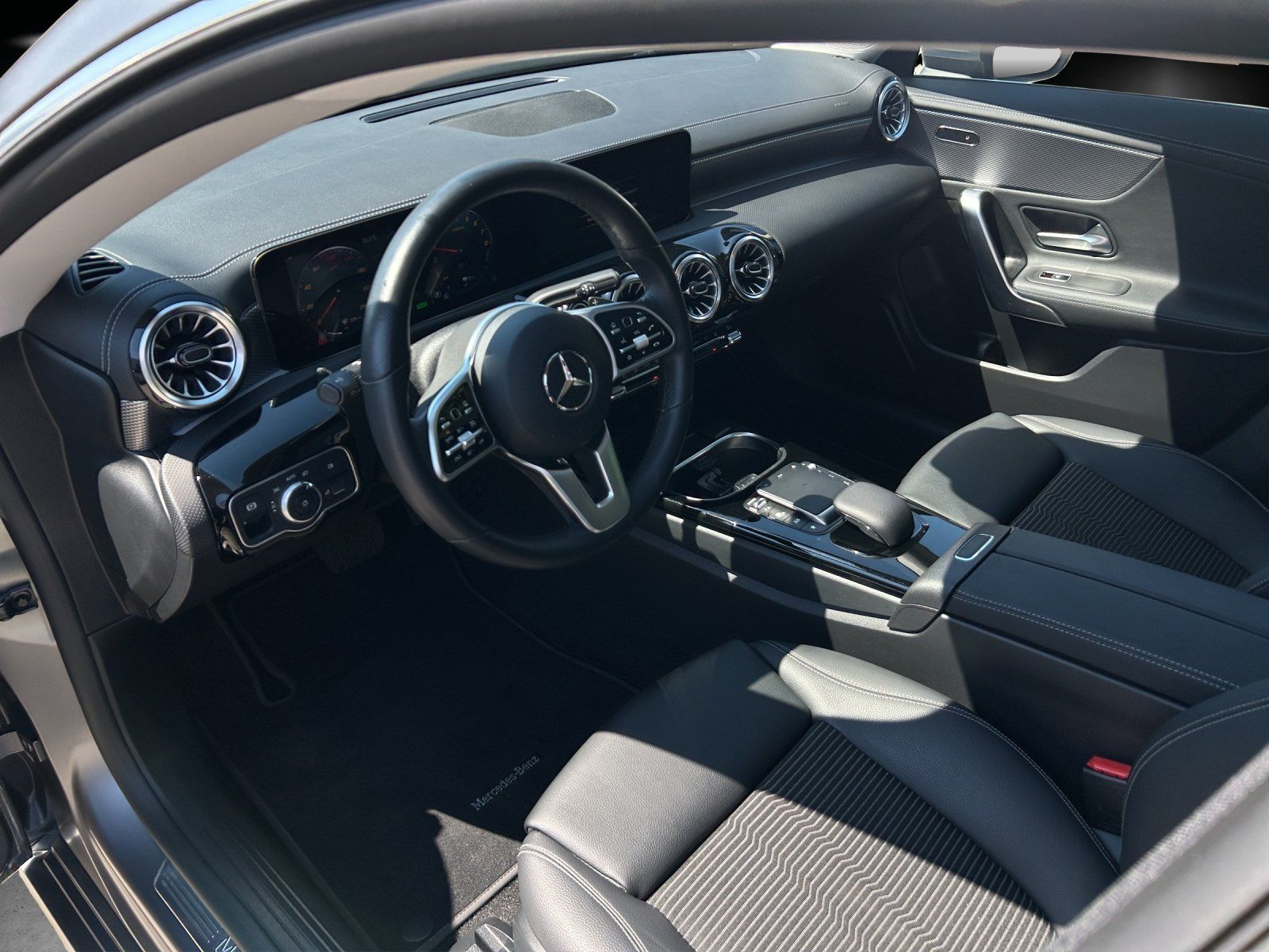 Fahrzeugabbildung Mercedes-Benz CLA 250 e SB 8G MAGNO KeyGo PANO Kamera Ambiente