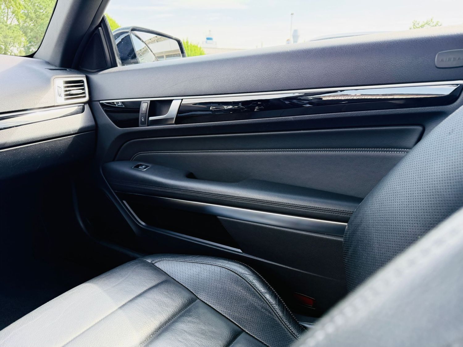 Fahrzeugabbildung Mercedes-Benz E 200 CABRIO SPORTPAKET - Autom., LED, Navi, PTS