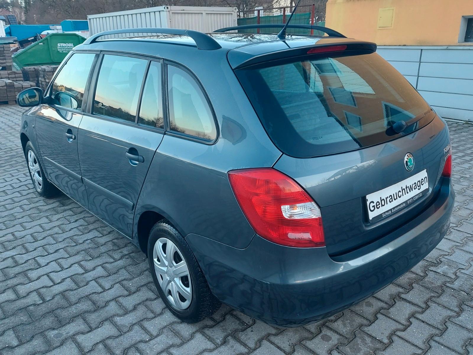 Skoda Fabia 2011 — салон