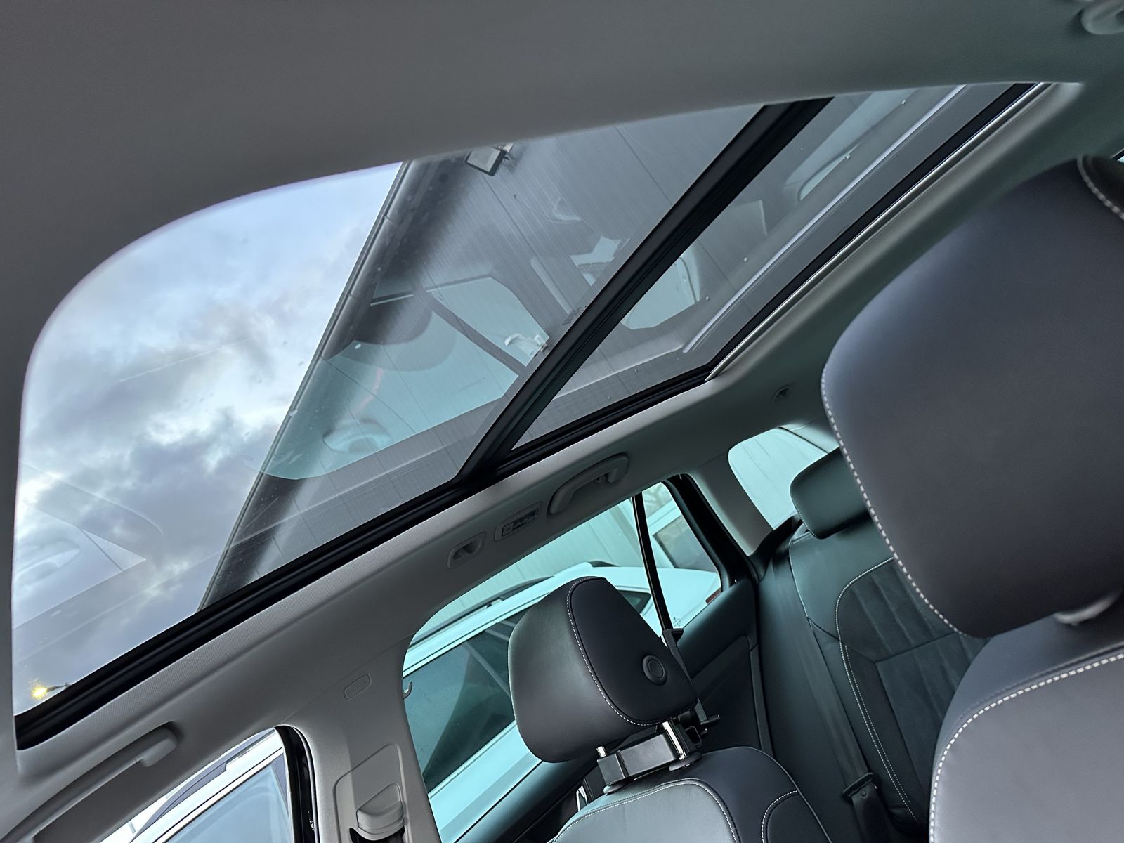 Fahrzeugabbildung SKODA Superb Combi 2.0 TDI DSG Style NAV+LED+PANO+ACC