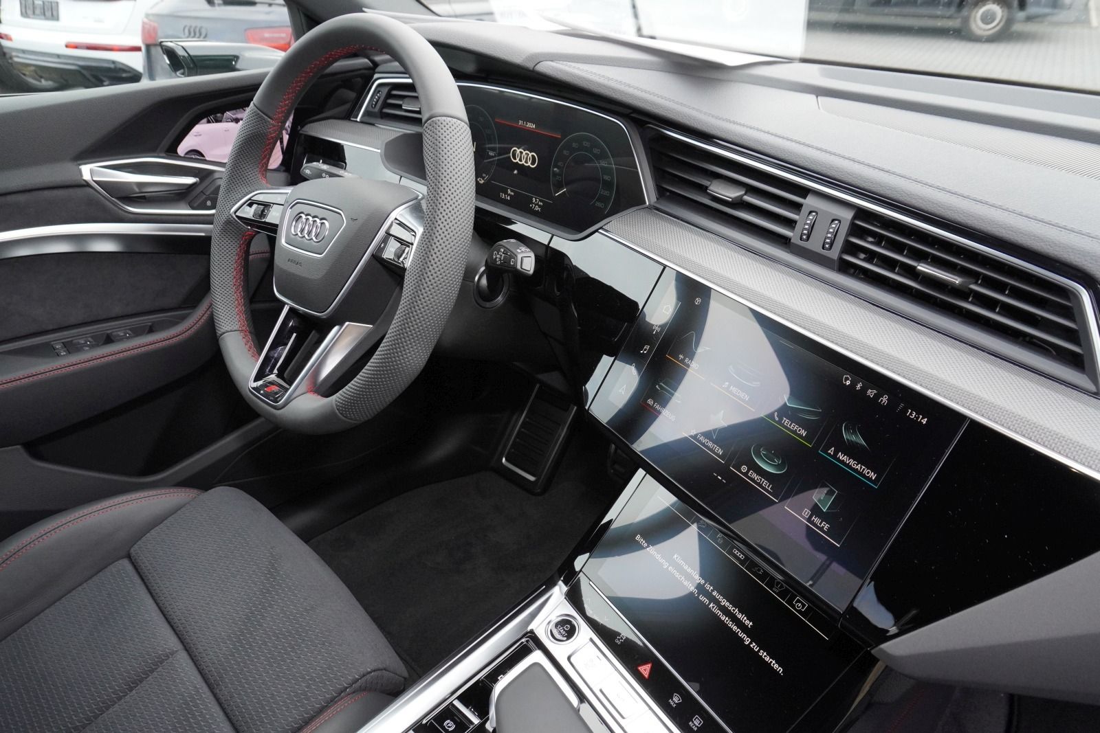 Fahrzeugabbildung Audi Q8 S line 50 e-tron quattro 250 kW