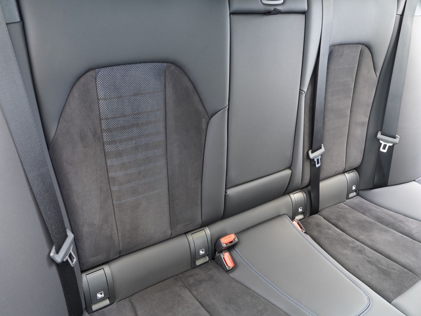 Fahrzeugabbildung BMW 320 i Touring M Sport SHADOW/WIDE/HEADUP/PANO