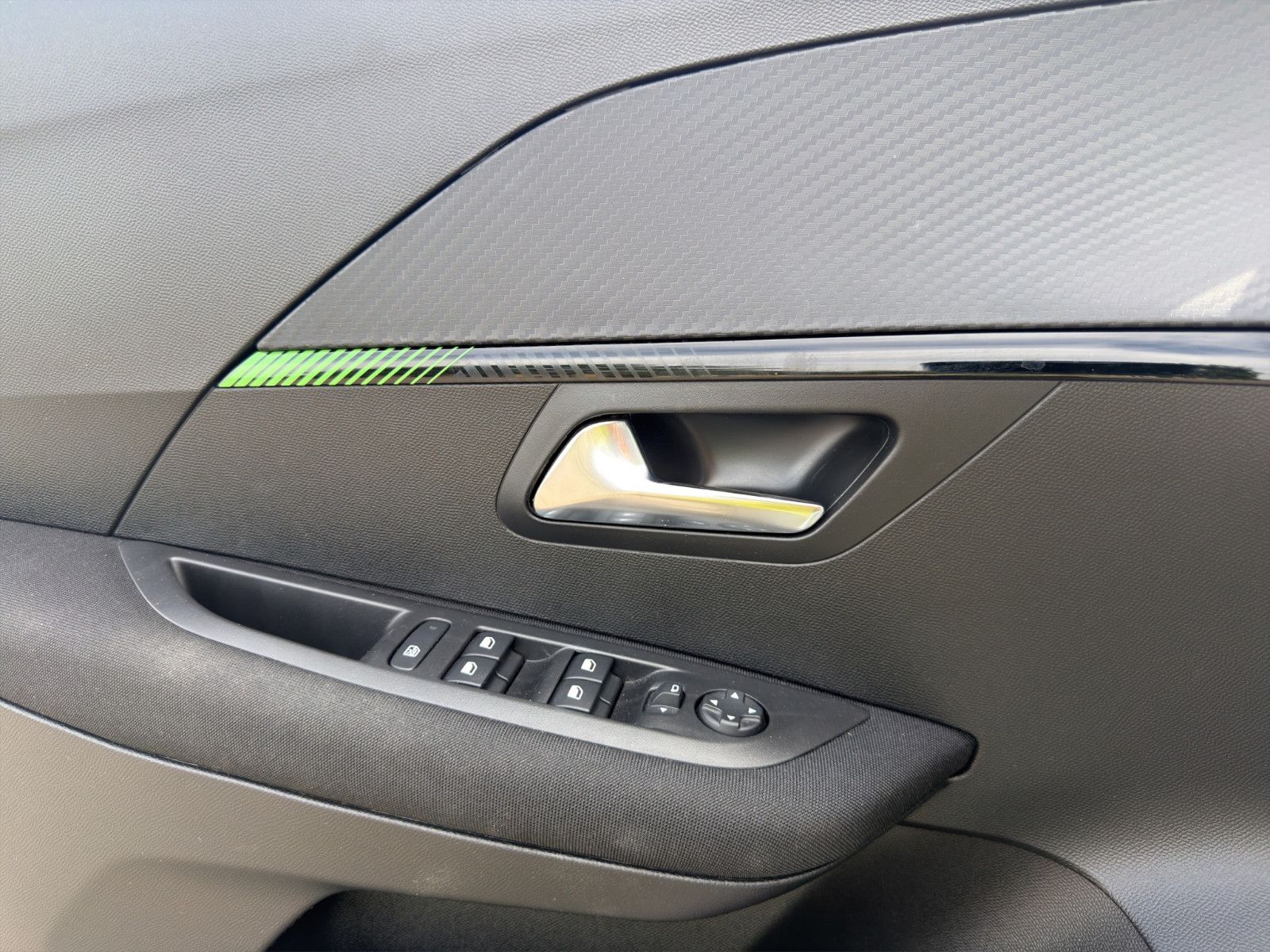 Fahrzeugabbildung Peugeot 208 Active *SitzHZ*LED*Tempomat*PDC*CarPlay*