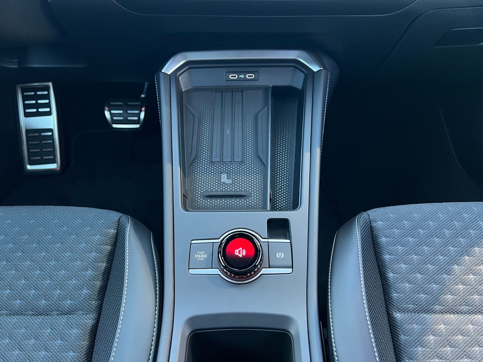 Fahrzeugabbildung Volkswagen T-Roc R-Line 1.5 eTSI DSG *BlackStyle,IQ-Light,N