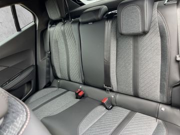 Peugeot 2008 Allure PureTech 130 EAT8 AWR SHZ CARPLAY