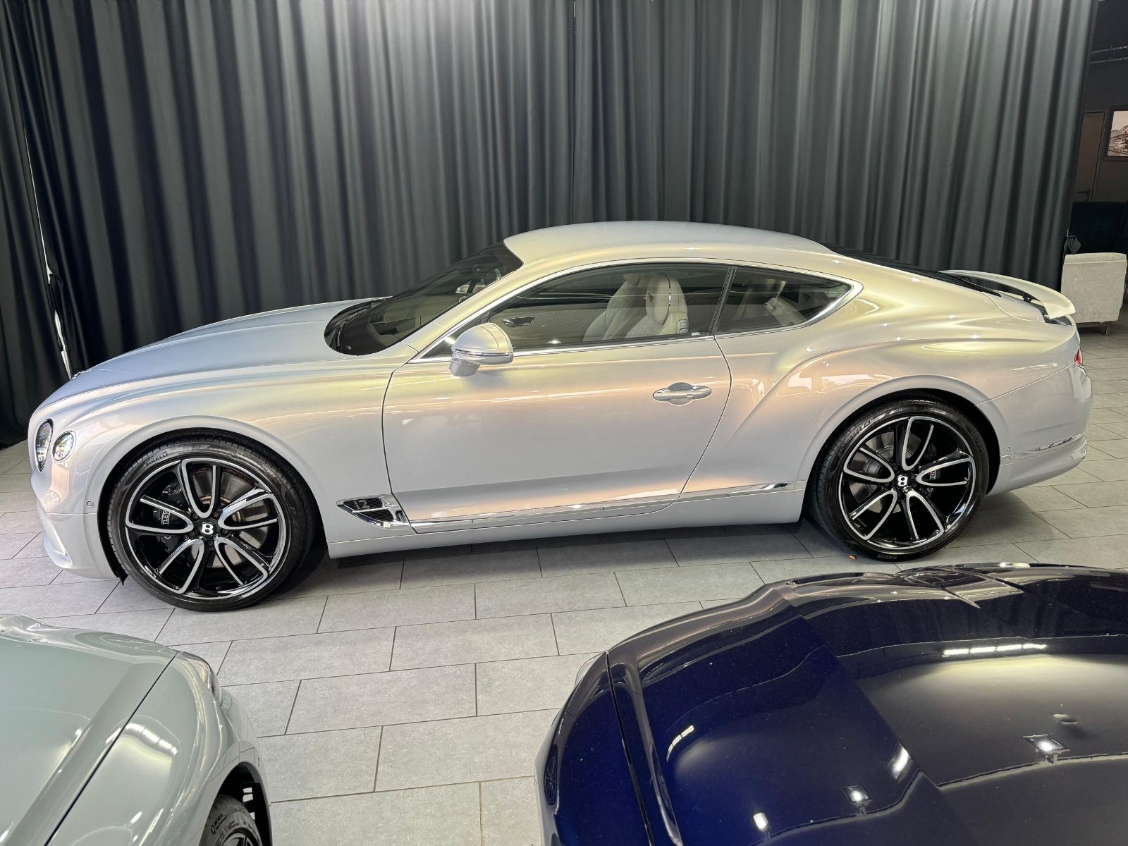 Fahrzeugabbildung Bentley Continental GT 6.0 W12 4WD AKRAPOVIC MASSAGE