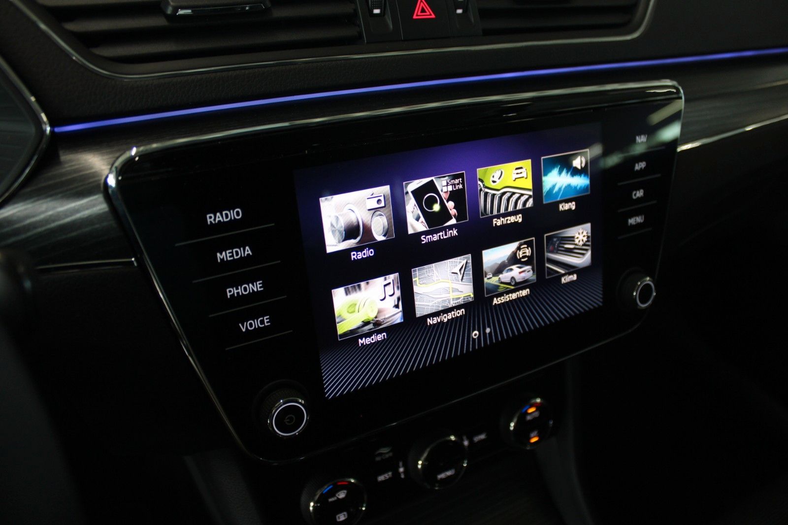 Fahrzeugabbildung SKODA Superb 2.0 TDI DSG STYLE COMBI LED AHK ACC uvm.