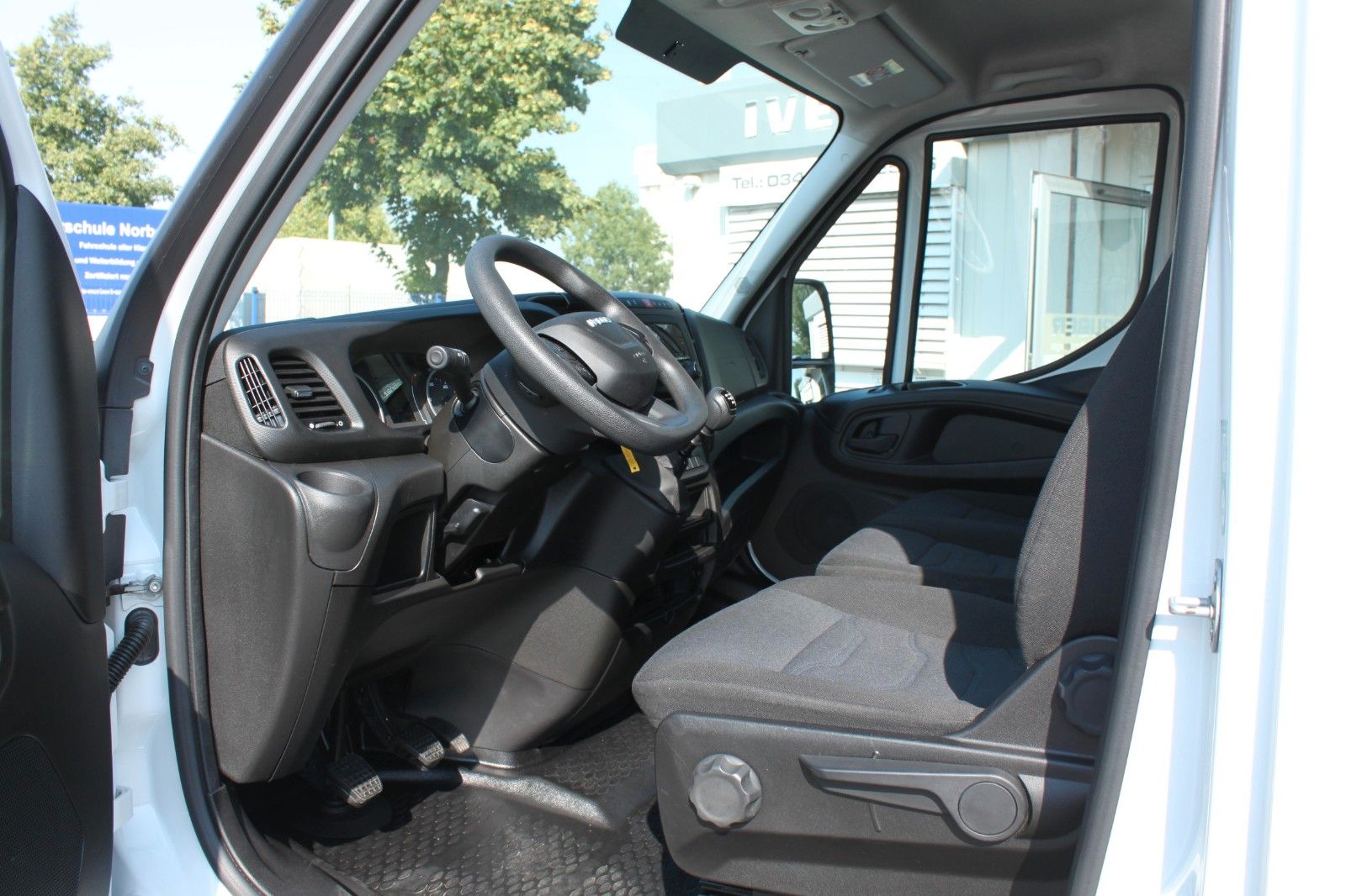 Fahrzeugabbildung Iveco Daily 35C16 Koffer LBW
