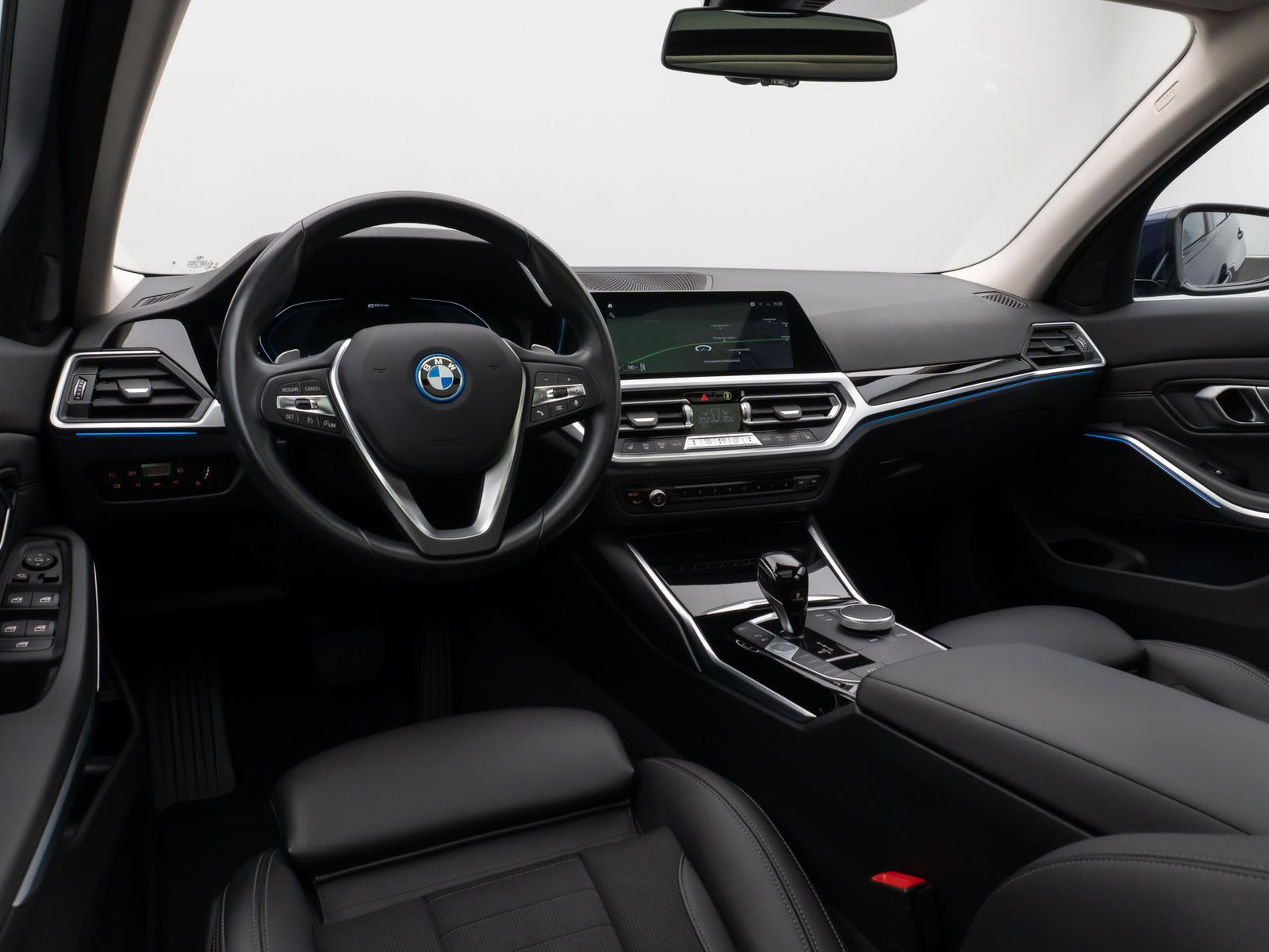 Fahrzeugabbildung BMW 330e xD SportLine Pano Kamera Laser HUD DAB HiFi