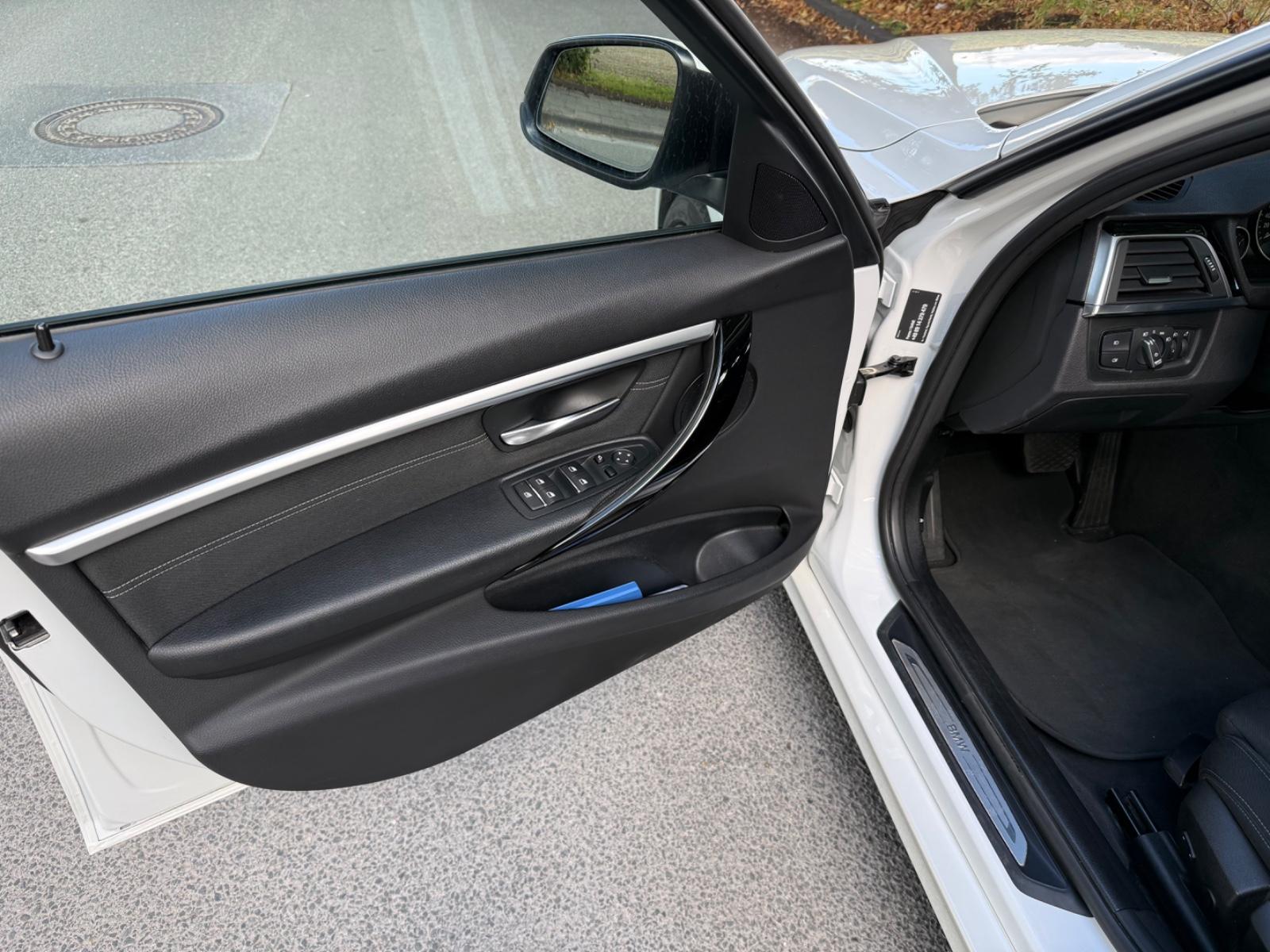 BMW 320i xDrive Touring Sport Line Automatic Spo...