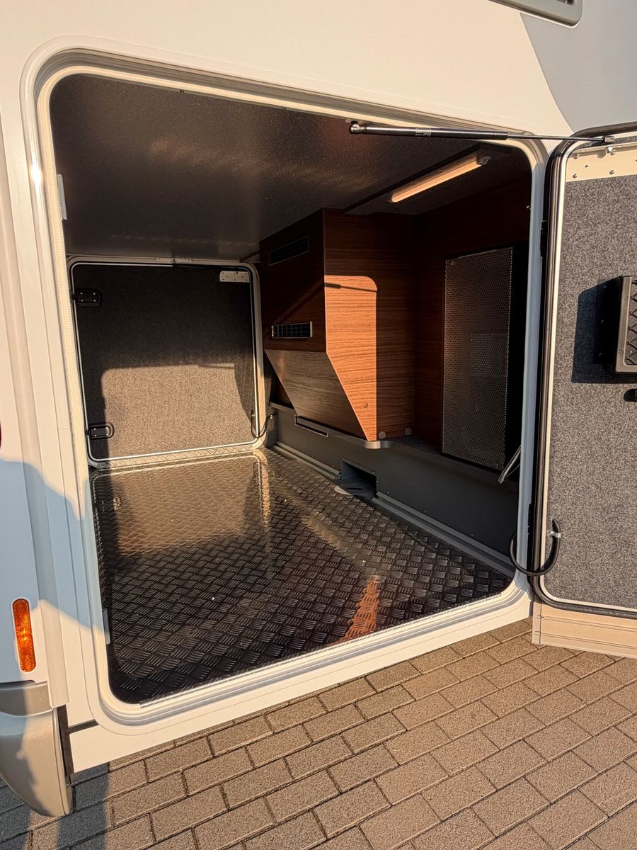 Fahrzeugabbildung Carthago chic c-line I 5.9 XL LE Mercedes Cortina