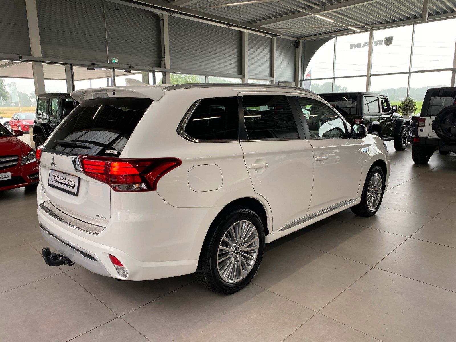 Fahrzeugabbildung Mitsubishi Plug-in Hybrid Outlander 2.4 Basis Spirit AHK