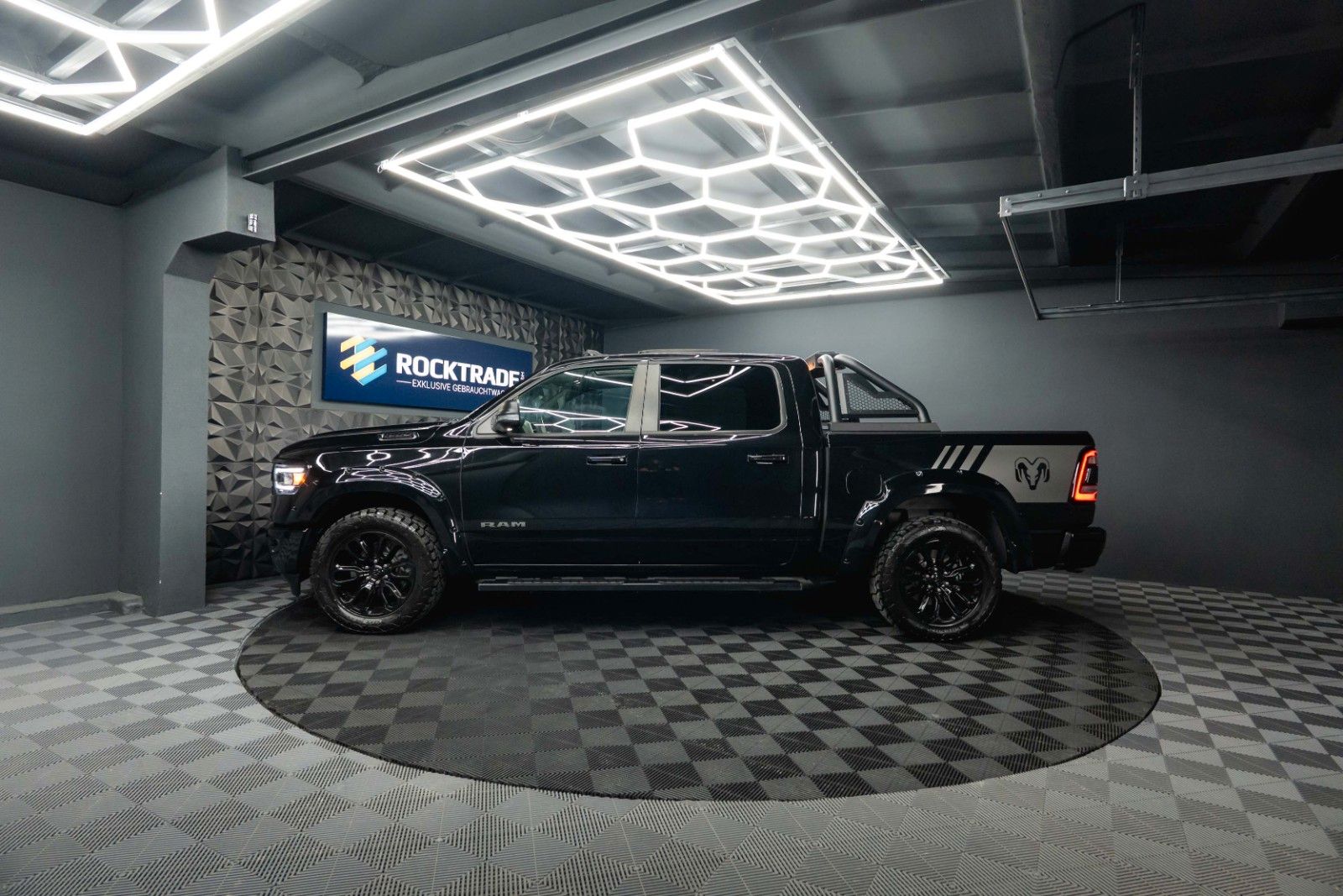 Fahrzeugabbildung Dodge RAM 5.7 V8 HEMI 4x4 Night LARAMIE Pano LED 19%