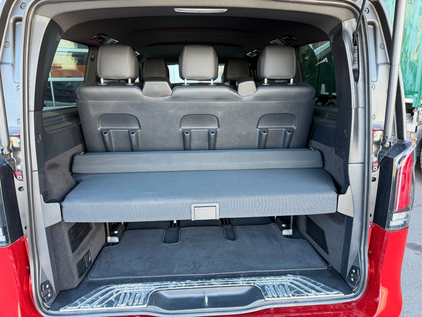 Fahrzeugabbildung Mercedes-Benz V 300 d AVA 4MATIC Liege AHK2,5to AIRMATIC Stdh