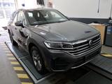 Volkswagen Touareg DSG 3 X R-Line 4Motion AHK/ACC/Pano - VW Touareg Gebrauchtwagen in Bremen