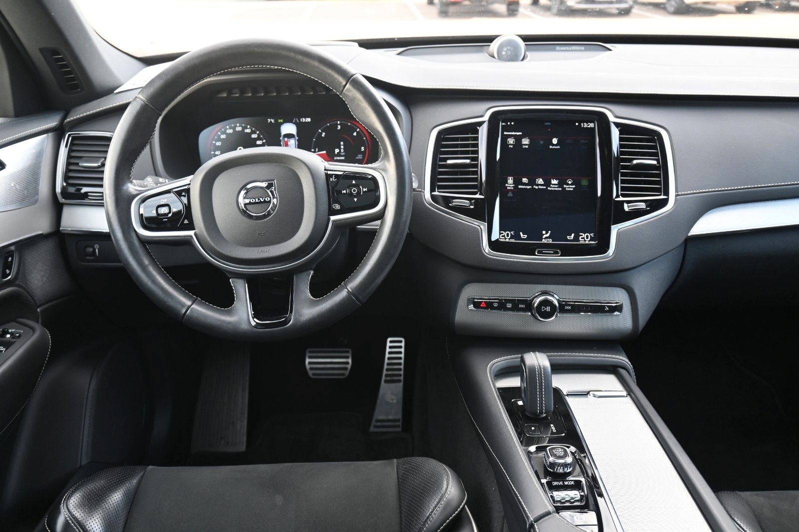 Fahrzeugabbildung Volvo XC90 R Design AWD*B&W*PANO*LUFT*AHK*360*VOLL