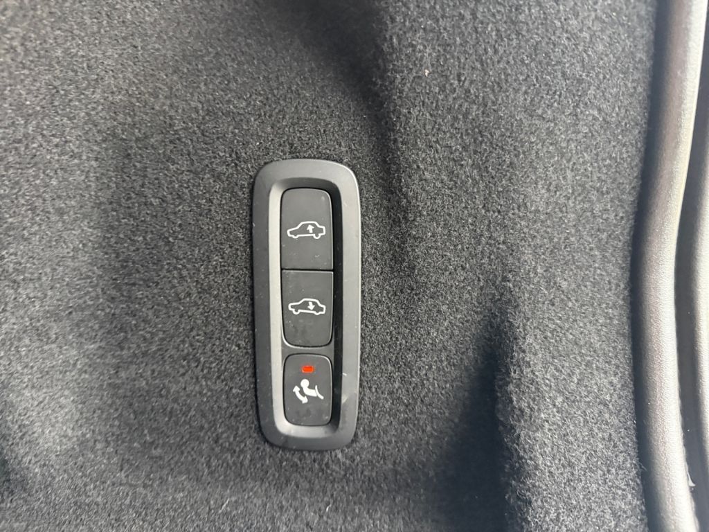 VOLVO XC60 B5 D AWD Ultimate Bright,B&W,AHK.STH Polest VOLVO XC60 B5 D AWD Ultimate Bright,B&W,AHK.STH Polest