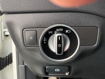 Fahrzeugabbildung Mercedes-Benz CLA 200 Shooting Brake AMG Navi PDC SHZ LED uvm