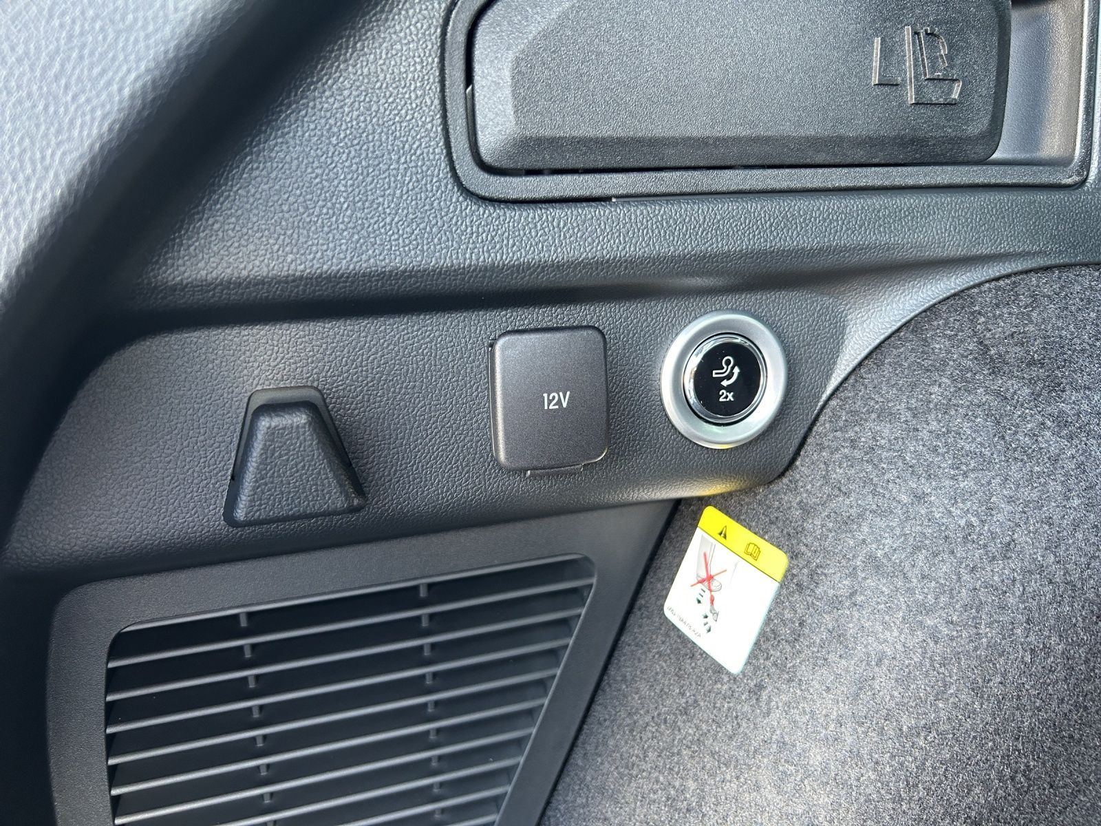 Fahrzeugabbildung Ford Kuga Active X FHEV Glas Dach Winter P. LM 20Z