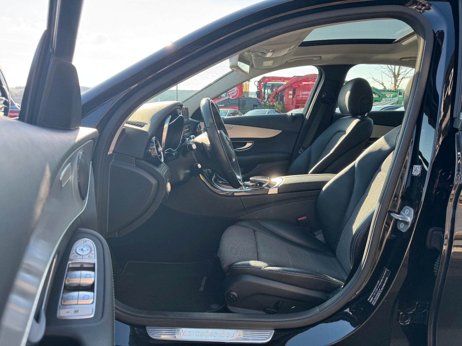 Fahrzeugabbildung Mercedes-Benz C 200 4M Avantgarde+Pano+AHK+Ambiente+LED