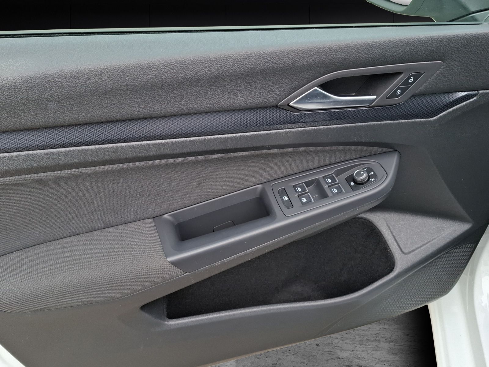 Fahrzeugabbildung Volkswagen Golf VIII eTSI United DSG LED Navi AID ACC RFK S