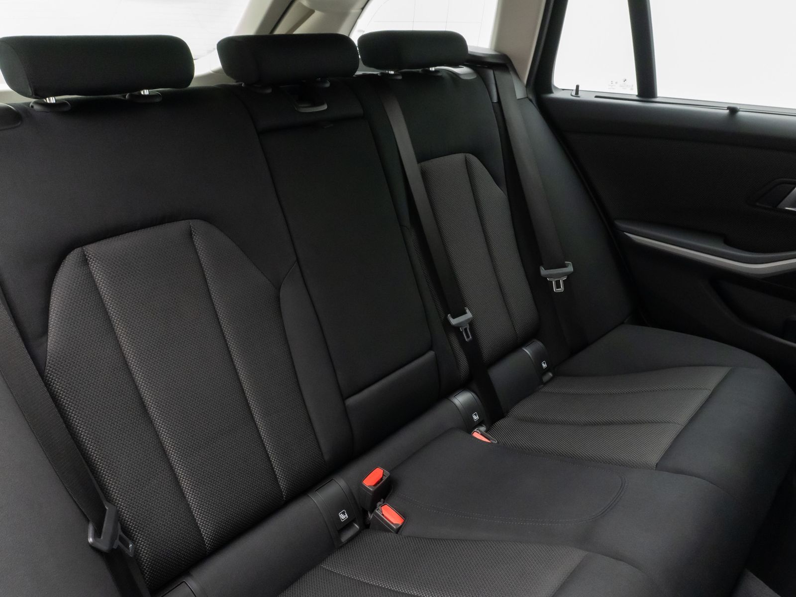 Fahrzeugabbildung BMW 330e Individual DAB HiFi Fernlichtassist PDC LED