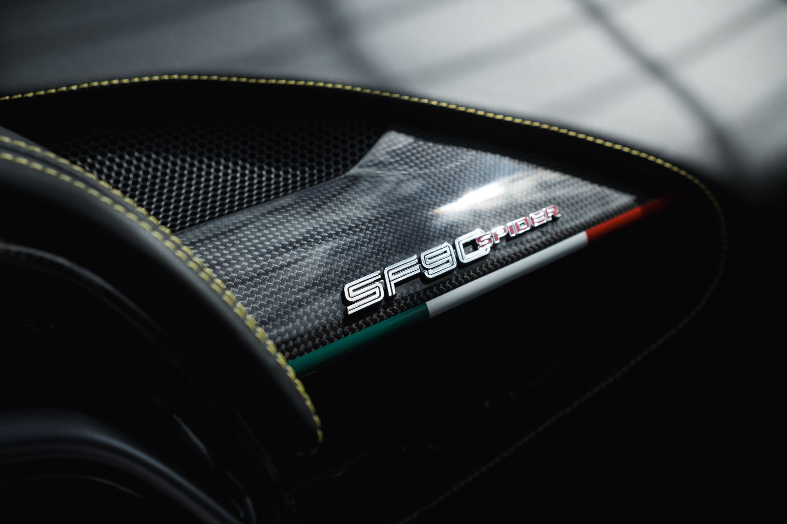 Fahrzeugabbildung Ferrari SF90 -Foliert-Lift-KarbonRacingSitze-JBL