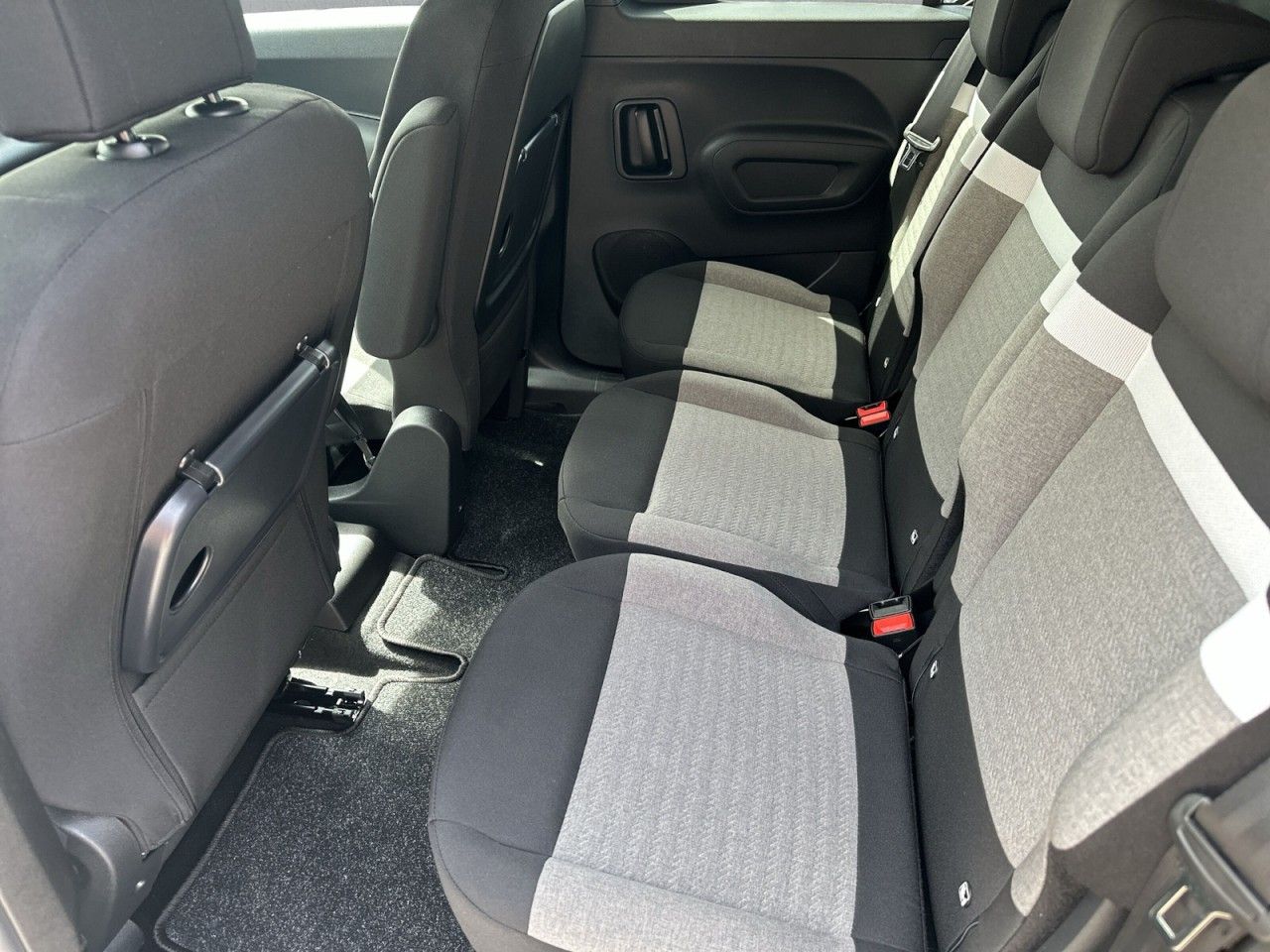 Fahrzeugabbildung Citroën Berlingo MPV Plus XL - mit KI generiert/bearbeitet