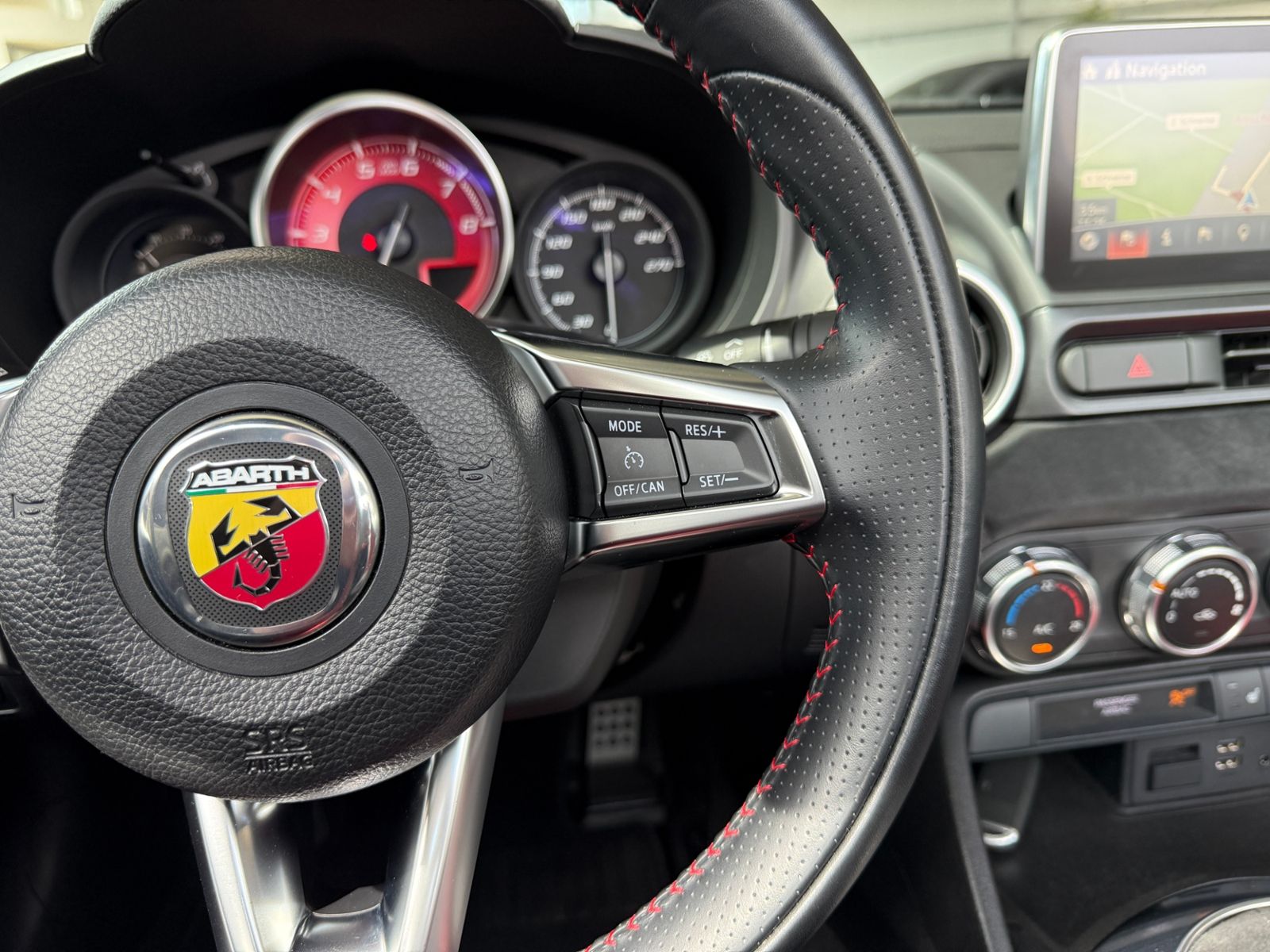 Fahrzeugabbildung Abarth 124 Spider LED LEDER ALU SHZ