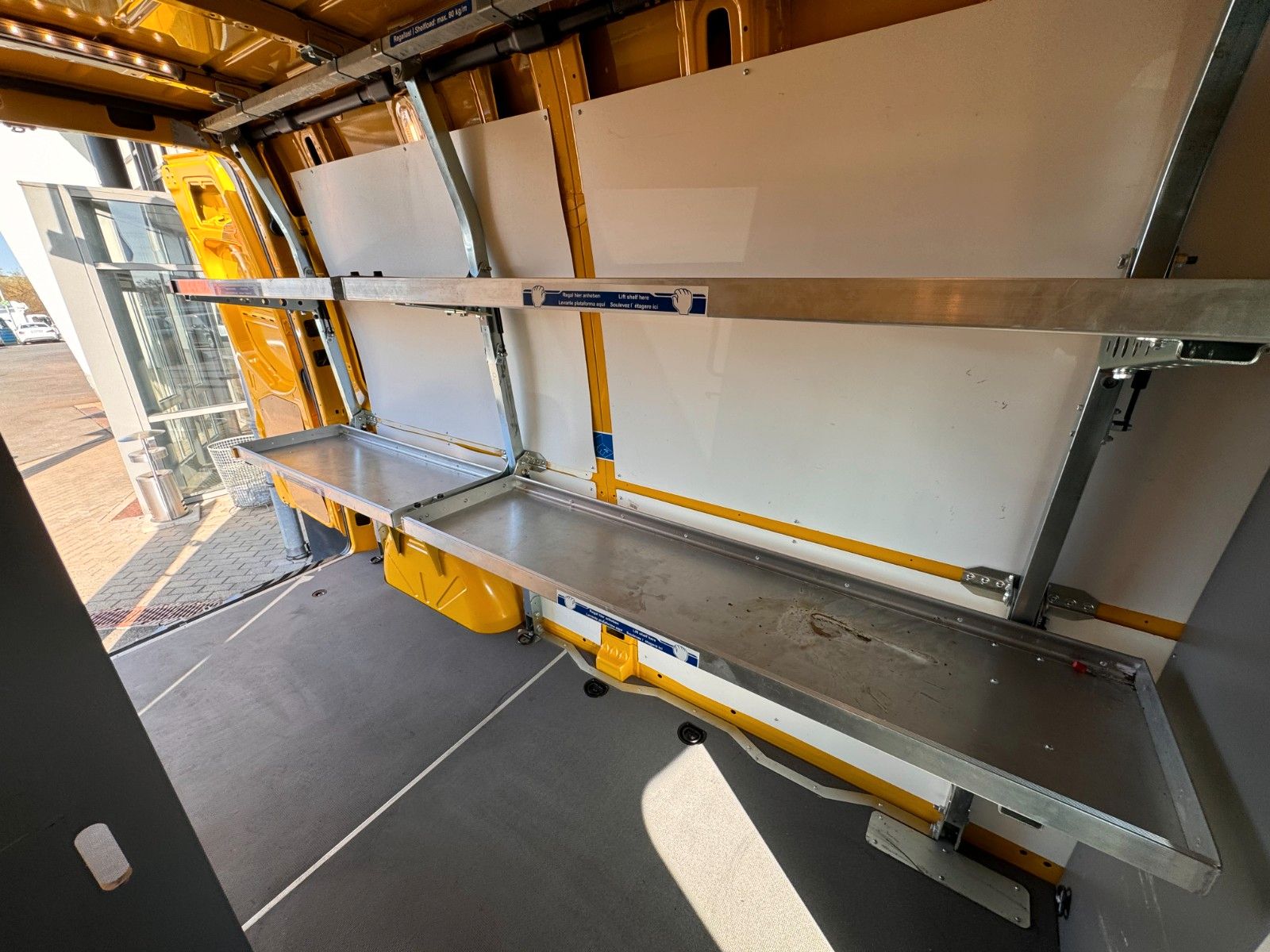 Fahrzeugabbildung Mercedes-Benz eSprinter 312 DHL Regal KEP-Ausbau