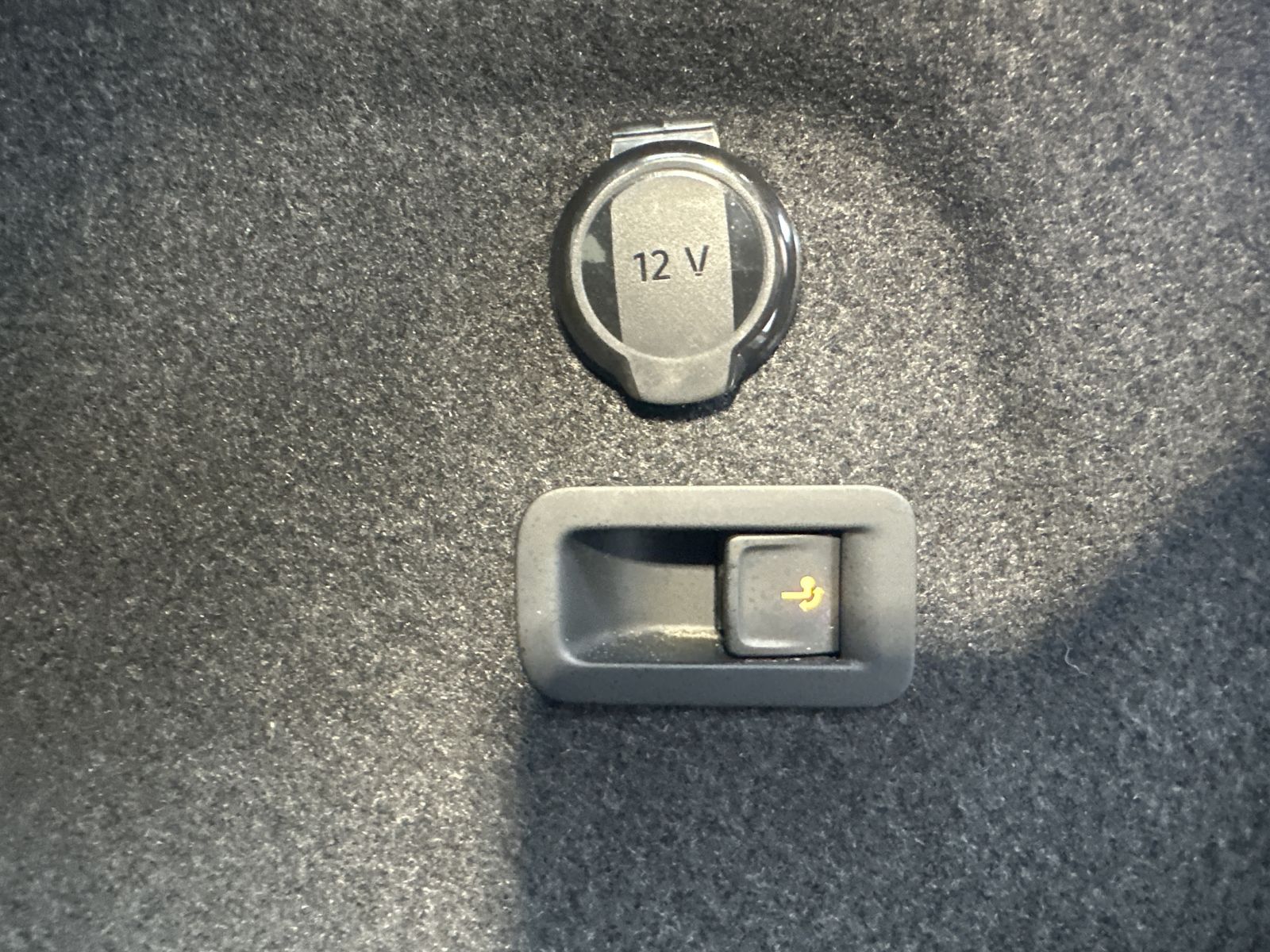 Fahrzeugabbildung Volkswagen Golf Variant 2.0 TDI DSG R-Line NAV+LED+PANO+AHK