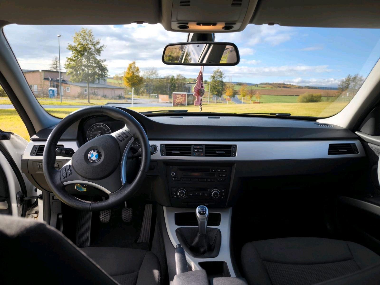 BMW 318 2011 — photo 14